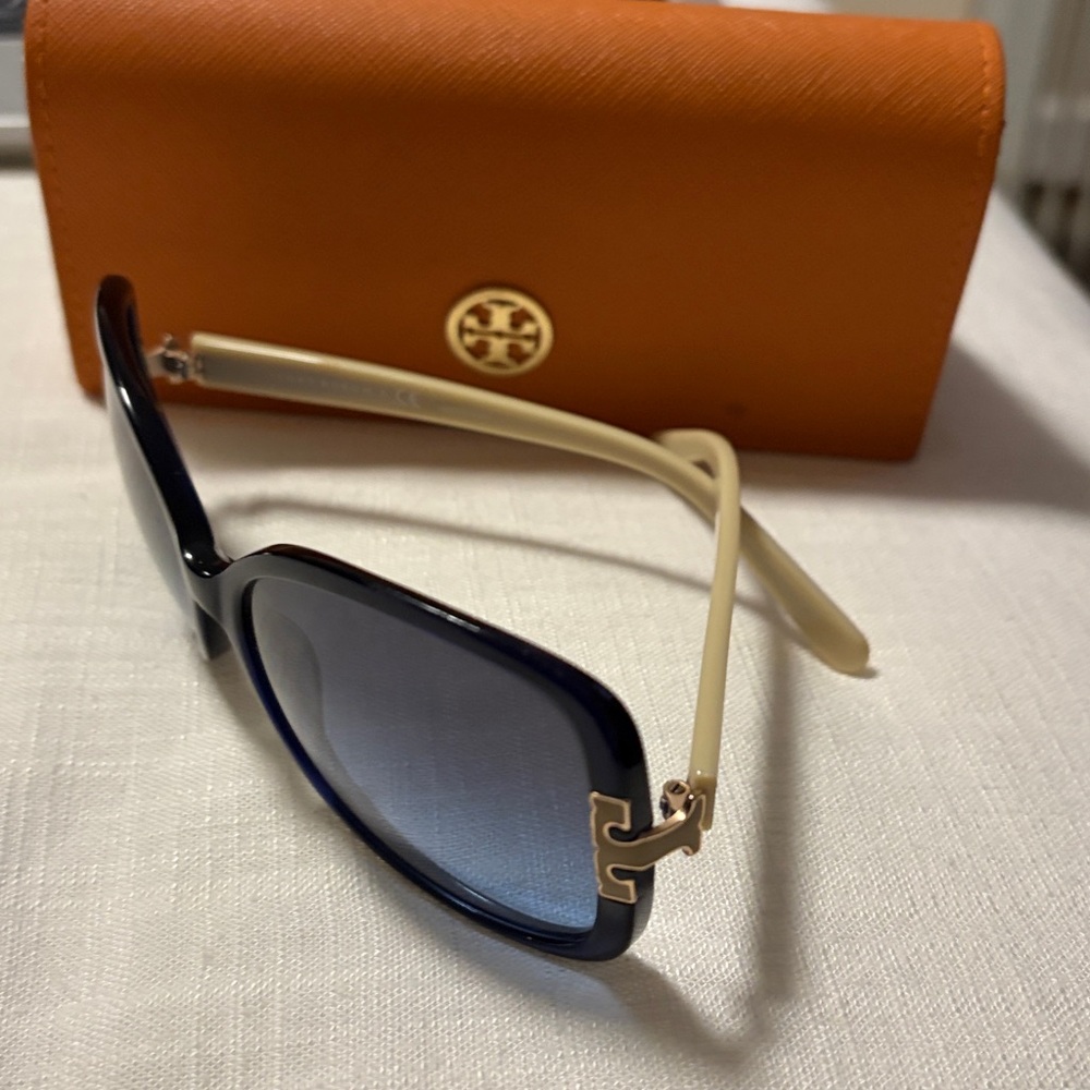 Tory Burch Navy Sunglasses with Bold Orange Case. Great condition, no scratches - Picture 10 of 11